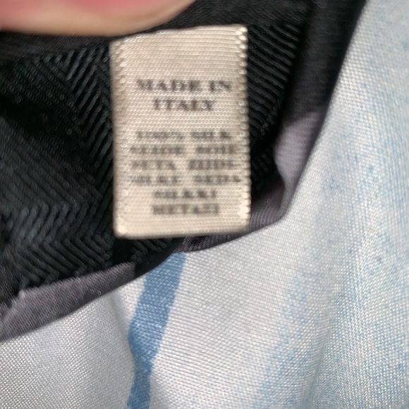 Burberry Tie Mint Condition Never Worn - Picture 3 of 5